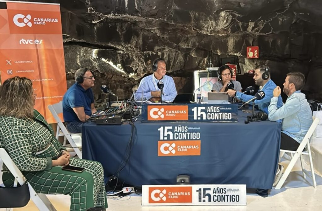 Programa de 'De la noche al día' de Canarias Radio dirigido por Miguel Ángel Daswani (c) en el III Foro de la Radio 'Presente y futuro de la radio de proximidad' / RTVC 