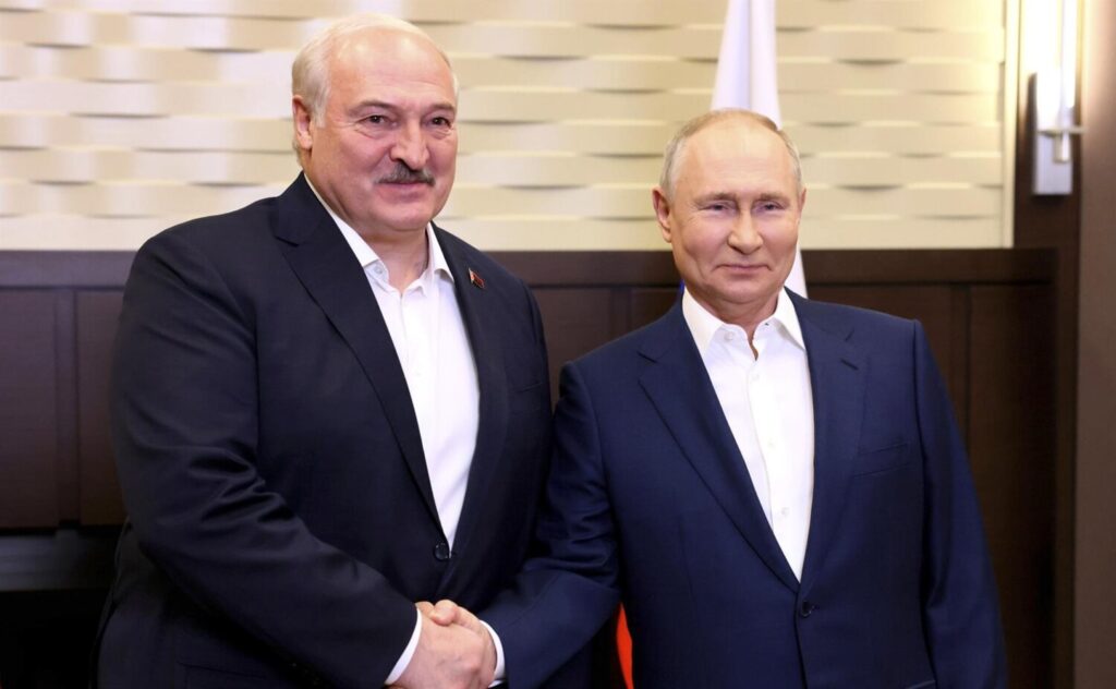 Imagen de archivo del presidente de Rusia, Vladimir Putin (derecha), y su homólogo bielorruso, Alexander Lukashenko (izquierda) - Europa Press/