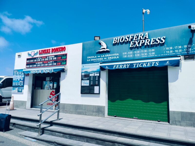 Imagen de las oficinas de venta de tickets para viajar por mar desde Lanzarote a La Graciosa cerradas este martes. Foto de Alberto Fabricio