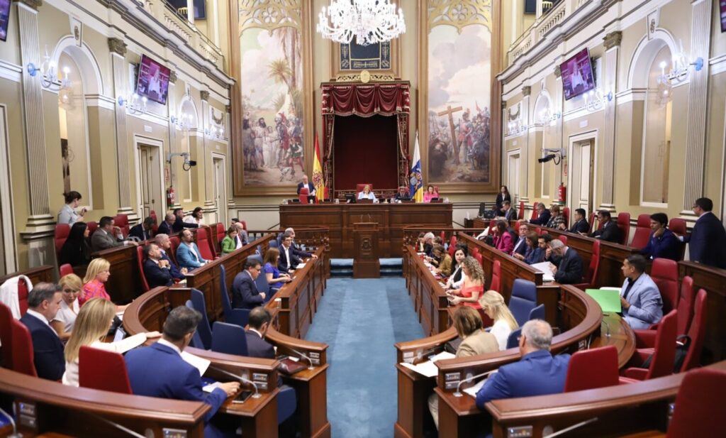Pleno del Parlamento de Canarias. Imagen @parcan