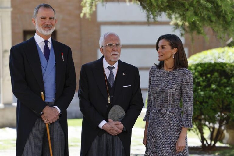 El escritor Luis Mateo Díez recibe de manos del rey el Premio Cervantes