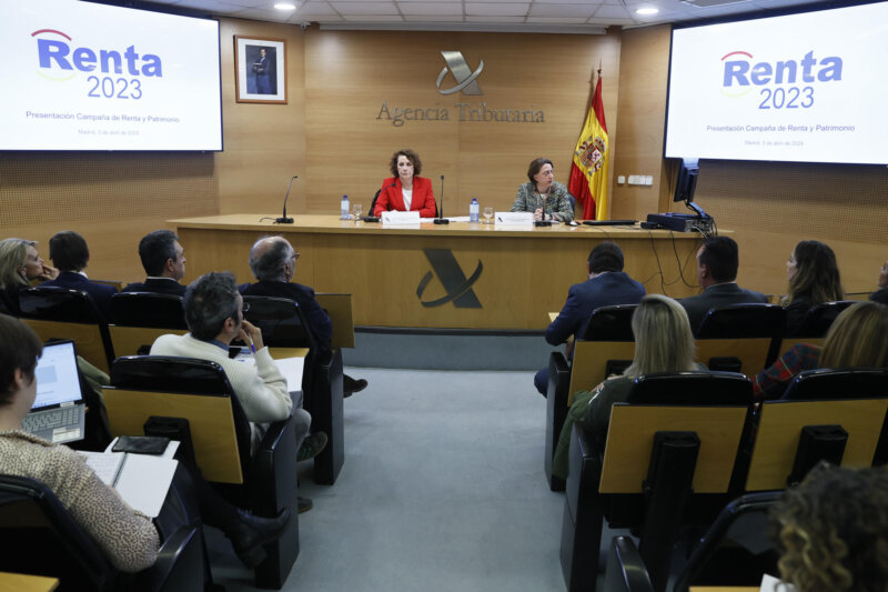 MADRID, 03/04/2024.- La directora general de la Agencia Tributaria, Soledad Fernández Doctor (c-i), presenta la campaña de Renta 2023, este miércoles, en Madrid.EFE/ Fernando Alvarado