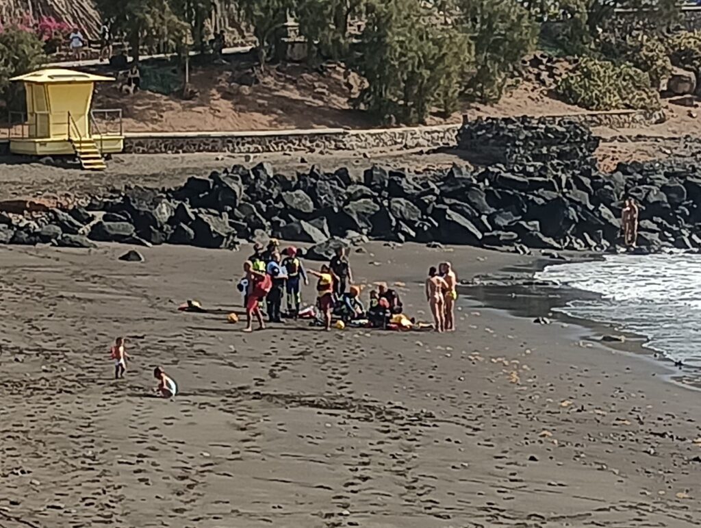 Rescatan a dos personas en el agua al no poder salir por sus propios medios en la playa de Hoya Pozuelo