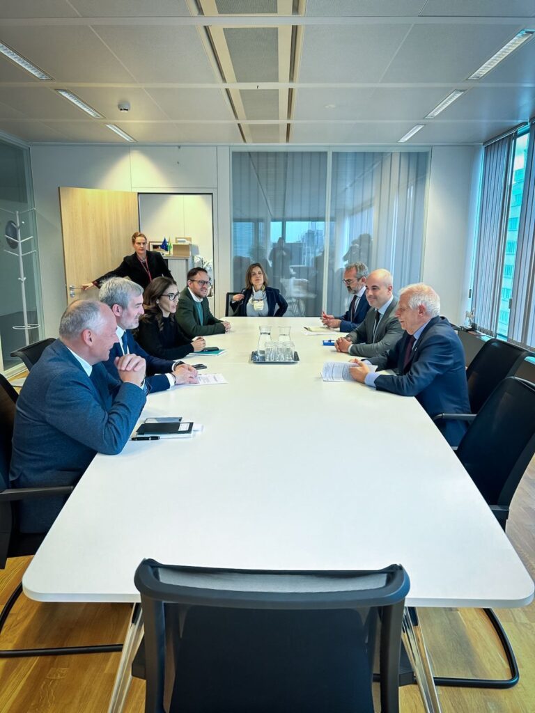 Canarias Bruselas. Encuentro de Fernando Clavijo y otros representantes del Gobierno de Canarias con Josep Borrell en Bruselas. Foto Gobierno de Canarias 