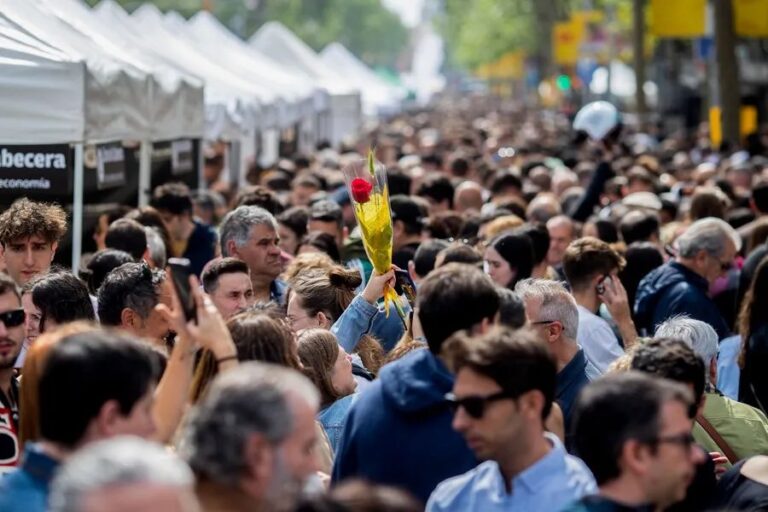 Optimismo por las previsiones de ventas entre libreros y floristas en este Sant Jordi