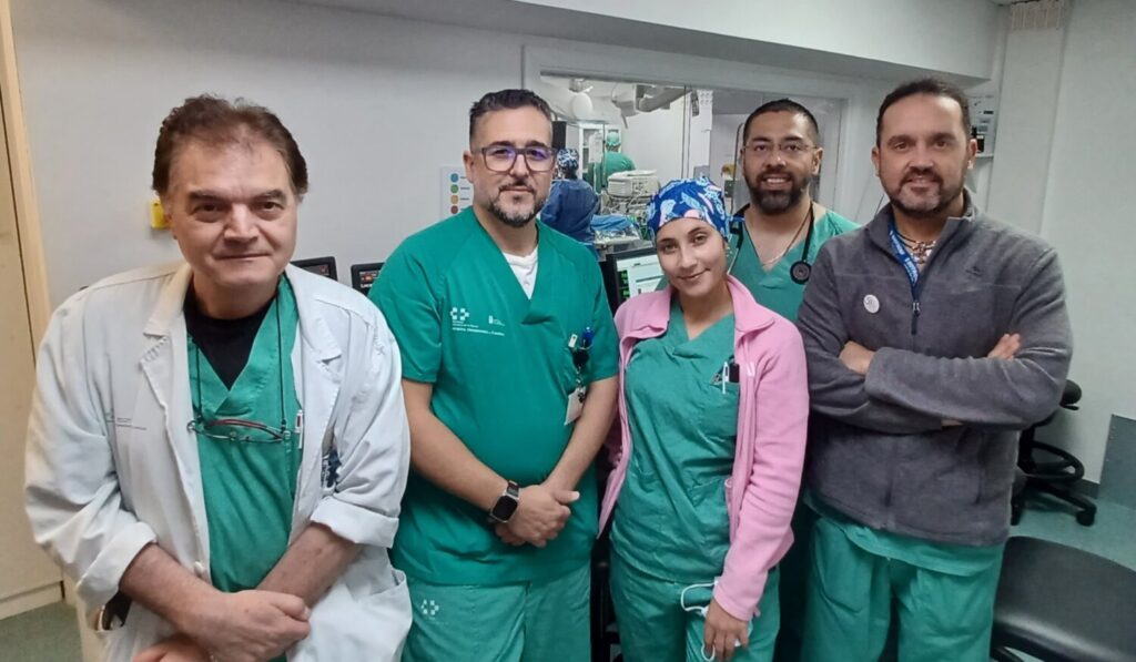 El HUC implanta un nuevo tipo de marcapasos sin cables En la imagen, profesionales de la Unidad de Electrofisiología y Arritmias del servicio de Cardiología del Complejo Hospitalario Universitario de Canarias (HUC).  Fotografía: HUC
