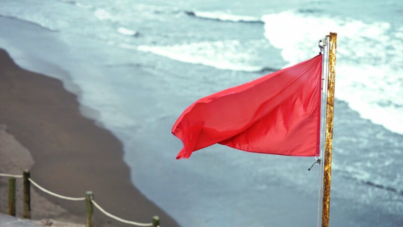 14 fallecidos por ahogamiento. Imagen: Bandera roja en una zona de baño. I