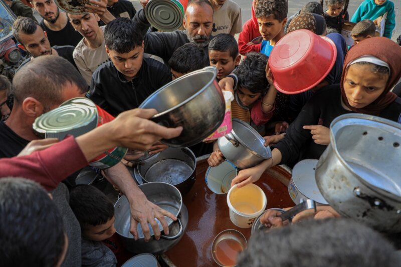 Palestinos recibiendo alimentos y ayuda humanitaria en la Franja de Gaza. Imagen Europa Press/Contacto/Rizek Abdeljawad