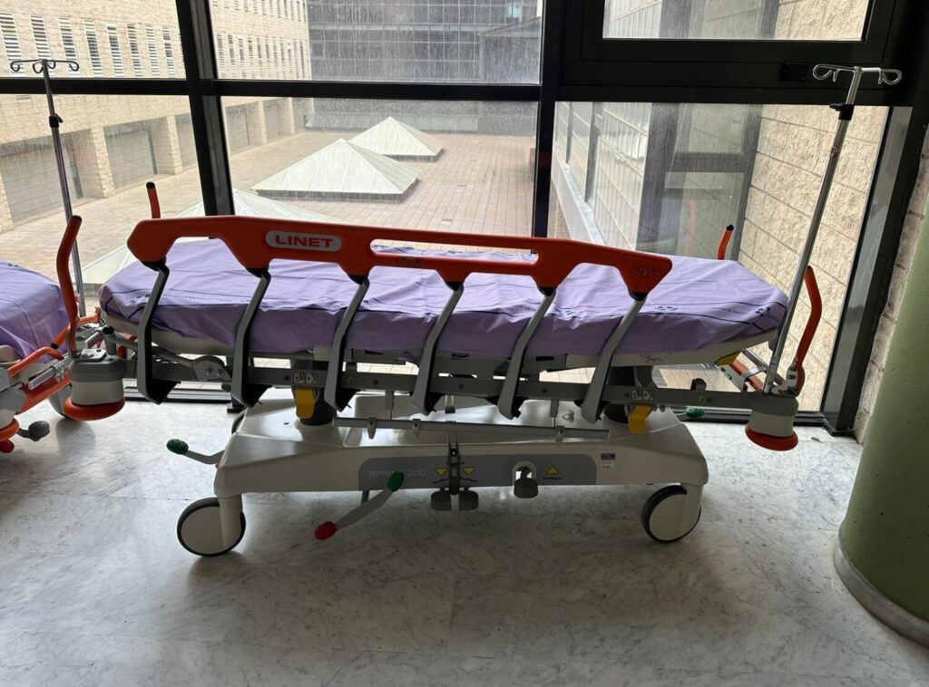 80 nuevas camillas al servicio de Urgencias y 475 camas a todas las unidades de hospitalización. Imagen: camillas para el servicio de Urgencias. Consejería de Sanidad