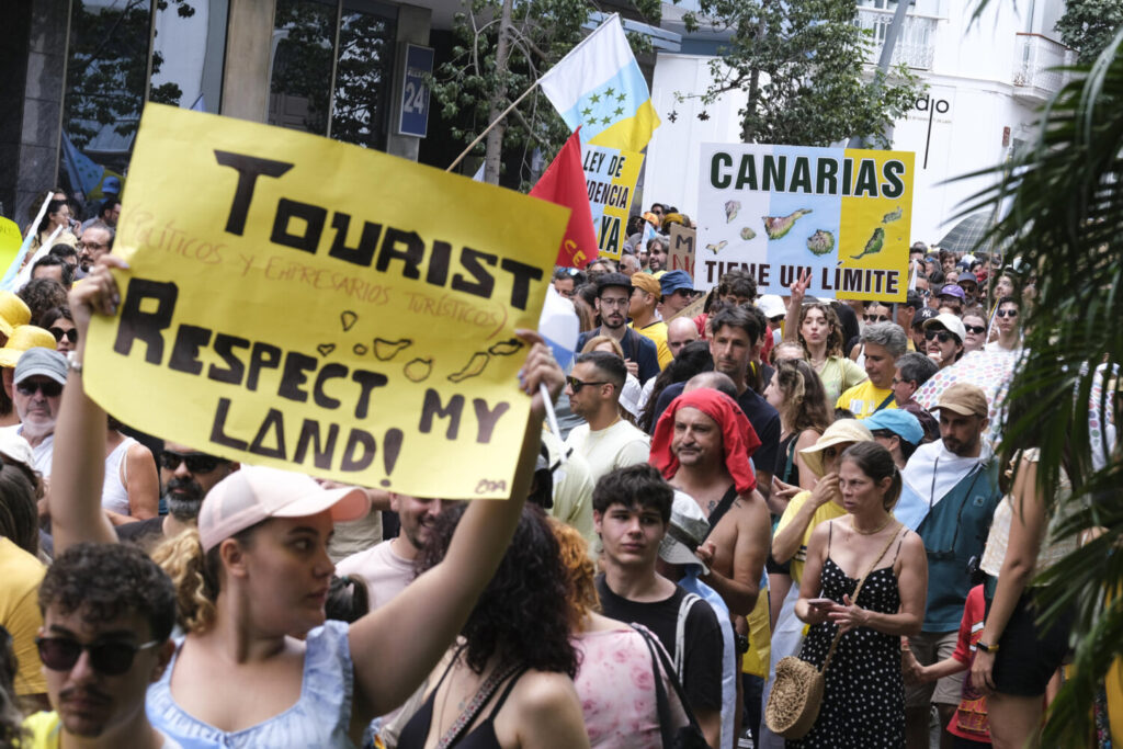 Bajo el lema 'Canarias tiene un límite', las manifestaciones han reunido a miles de personas en las calles del archipiélago este 20 de abril