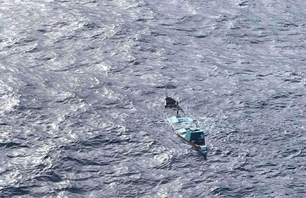 El cayuco casi hundido donde viajaban los migrantes, entre ellos los nueve supervivientes, hacia Canarias. Imagen EFE / Salvamento Marítimo