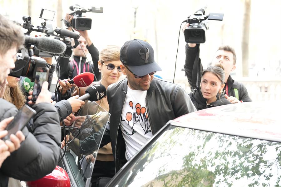 Dani Alves con medios de comunicación a la salida de los juzgados de Barcelona 