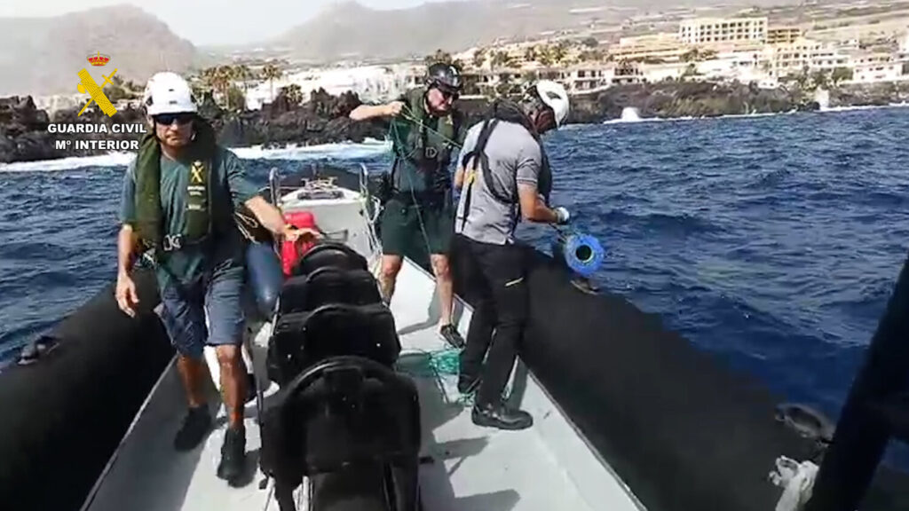 Momento de la intervención de los agentes de la Guardia Civil en la captura de pescado ilegal y tambores sin señalizar para capturar morenas / Guardia Civil  
