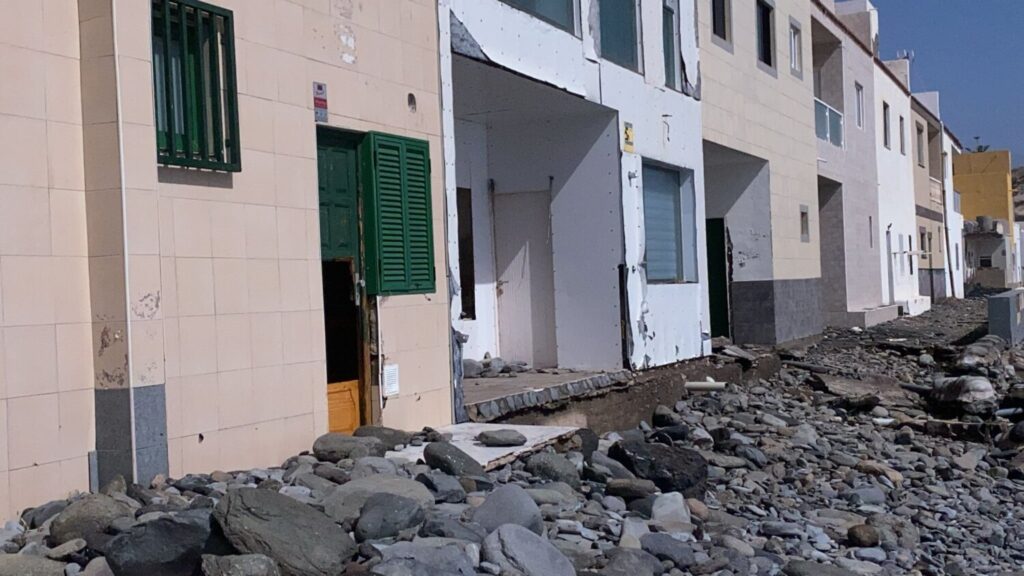 Canarias. Imagen daños provocados por el fuerte oleaje en Arico. Foto de Lidia Lorenzo 