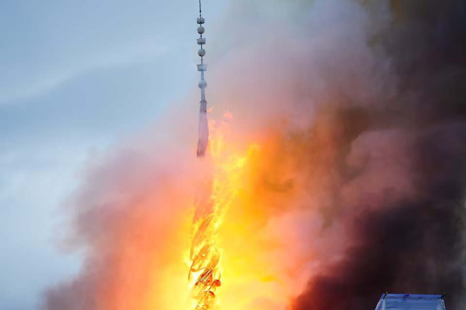 La aguja del edificio de la Antigua Bolsa de Valores de Copenhague envuelta en llamas. Imagen Reuters