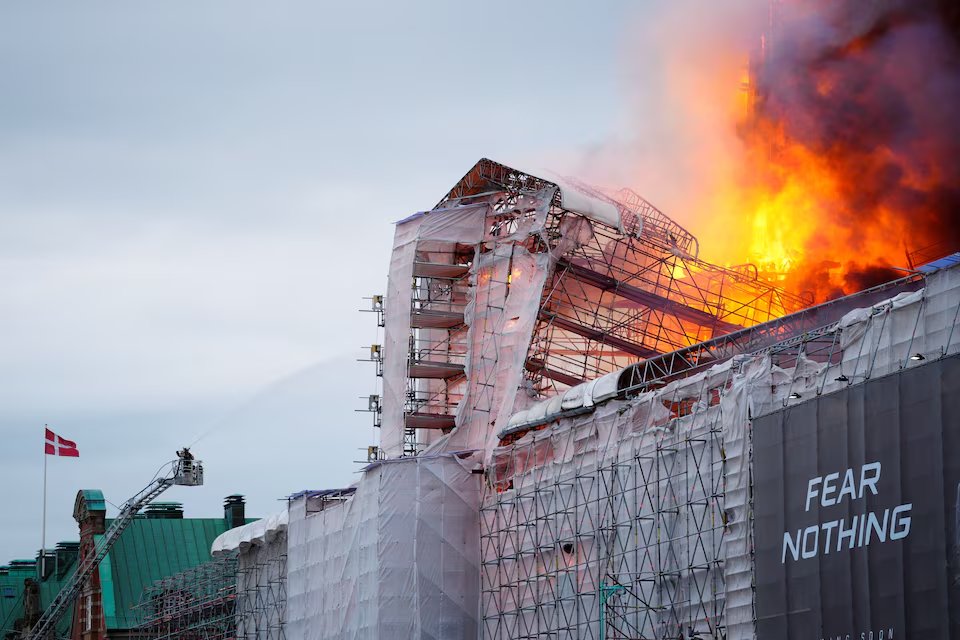 Incendio en la Antigua Bolsa de Copenhague. Imagen Reuters