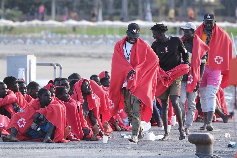 Abril de récord en la llegada de migrantes. Imagen: Un grupo de migrantes llegan al puerto de Los Cristianos, en Tenerife. EFE