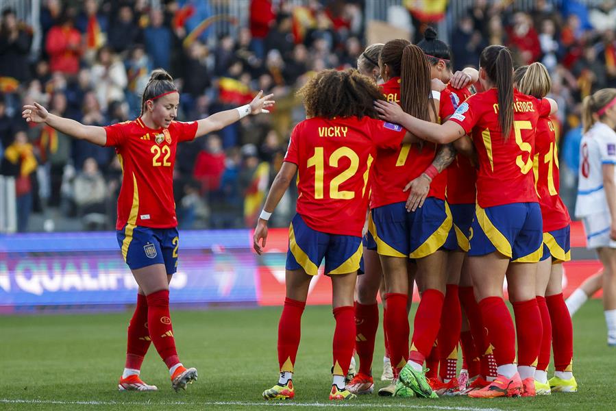 Las jugadoras de la selección española celebran uno de los goles conseguidos por el combinado español durante el partido clasificatorio para la Eurocopa de 2025 entre España y la República Checa. Imagen EFE
