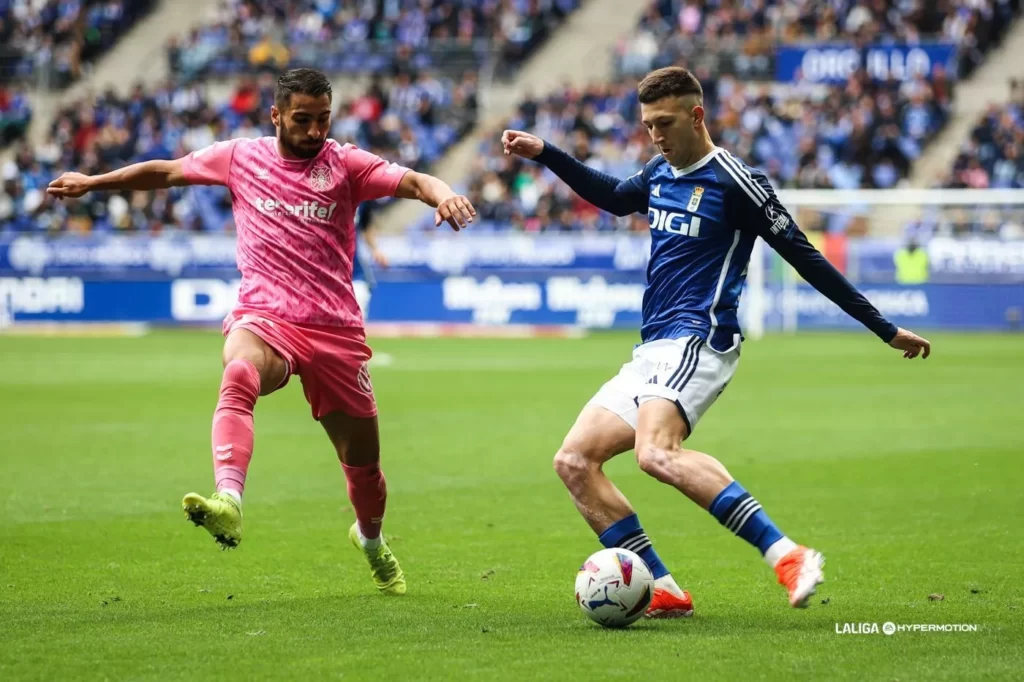 Imagen del partido entre el Real Oviedo y el CD Tenerife