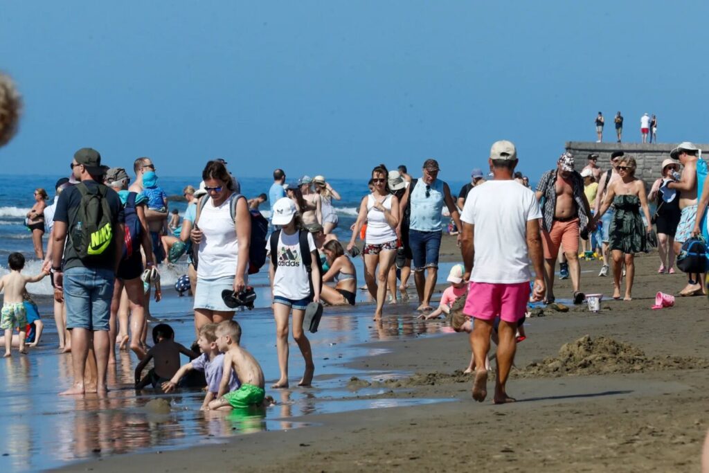 El modelo turístico a debate. Imagen: Turistas paseando por la playa de Maspalomas, en el sur de Gran Canaria. EFE/ Elvira Urquijo A.