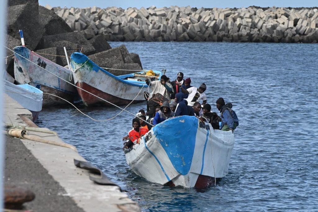 Atención humanitaria a migrantes. Imagen: Varios migrantes llegan al puerto de La Restinga el pasado mes de febrero, en El Hierro. Europa Press
