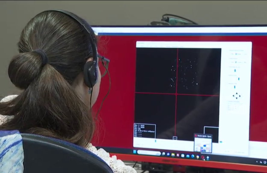 Dos auxiliares con Asperger en el Museo Elder de Gran Canaria monitorean la trayectoria de asteroides