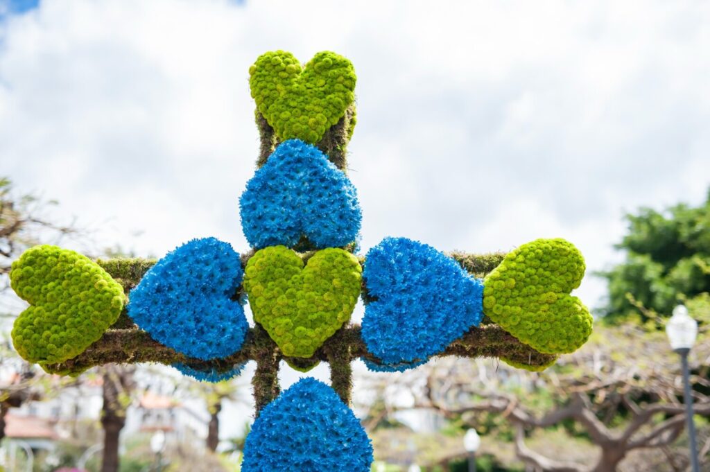 Santa Cruz de Tenerife celebra su 530 aniversario de fundación con un amplio programa de actividades que incluye el tradicional concurso y exposición de cruces de flores, así como la misa y Procesión de La Cruz