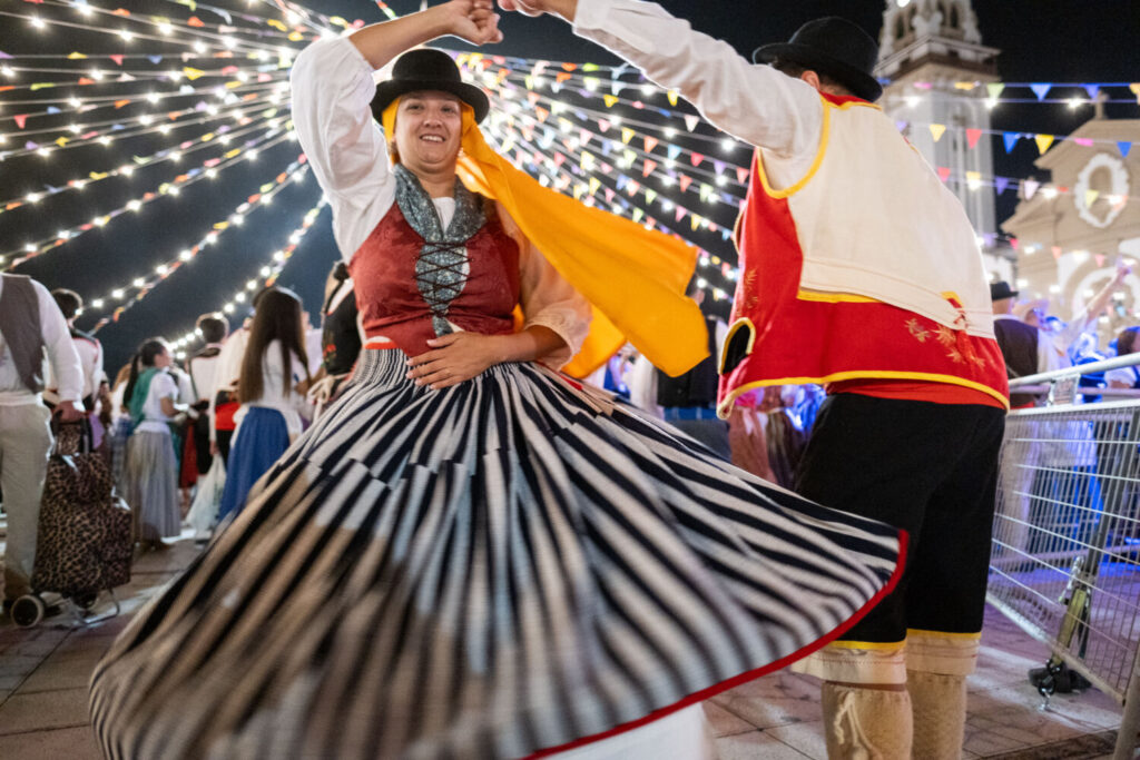 La Plaza de la Candelaria, acogió el tradicional Baile de Magos para conmemorar el Día de Canarias