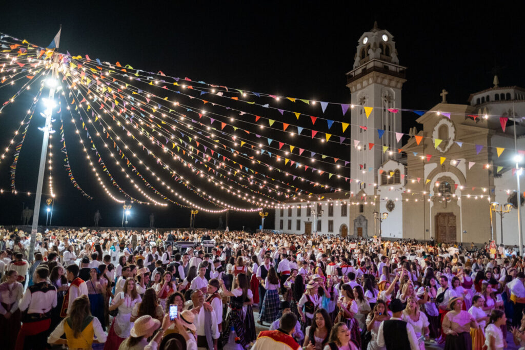 5.000 personas celebran en Candelaria el 10º Baile de Magos