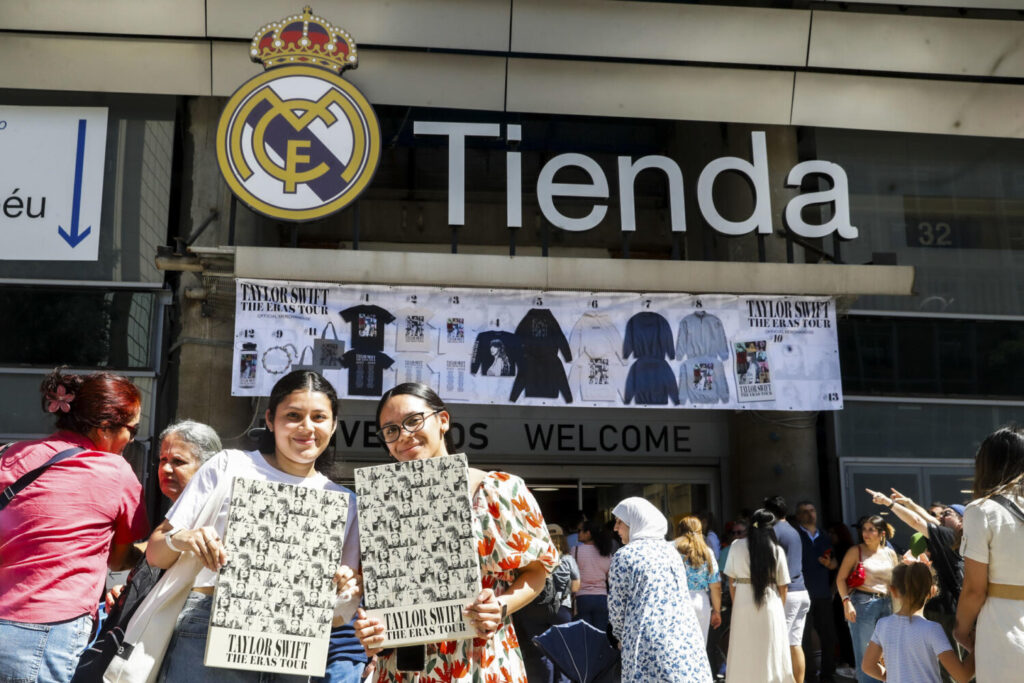 MADRID, 28/05/2024.-Varias personas a las puertas de la tienda de 'fans' de Taylor Swift en el Bernabeu, este martes, en Madrid, un día antes de su primer concierto en la capital. EFE/ Gema Garcia