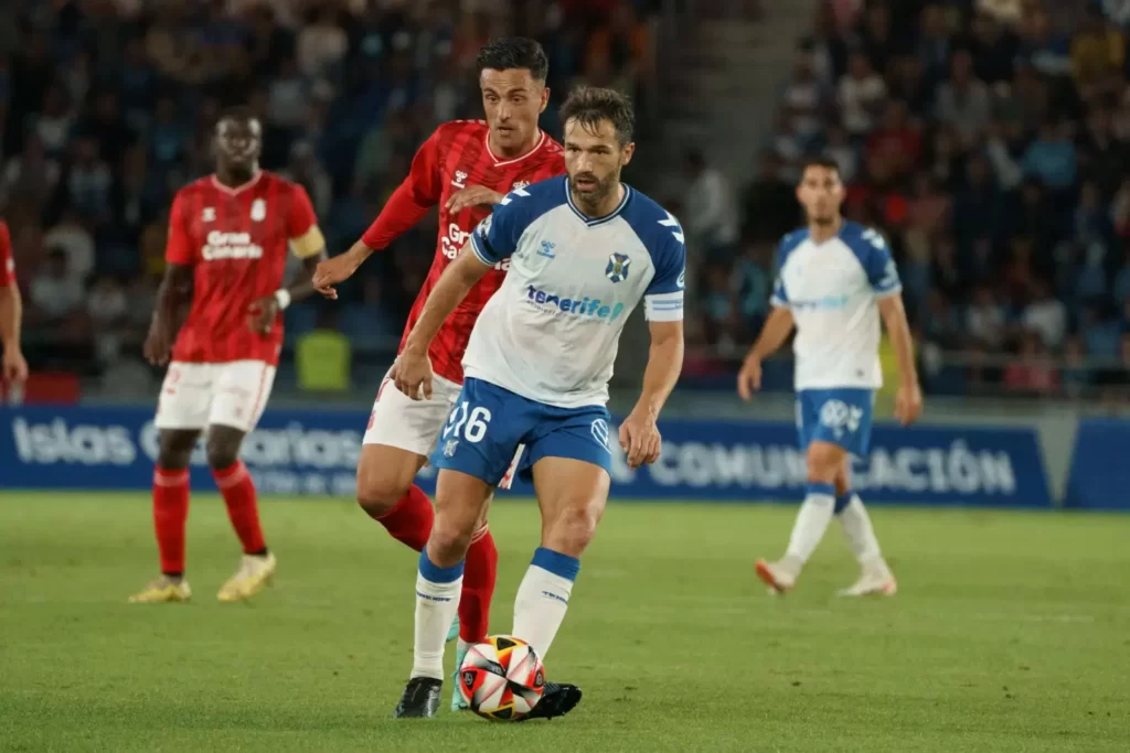 Foto de archivo del capitán del CD Tenerife, Aitor Sanz (c). EFE/Ramón de la Rocha