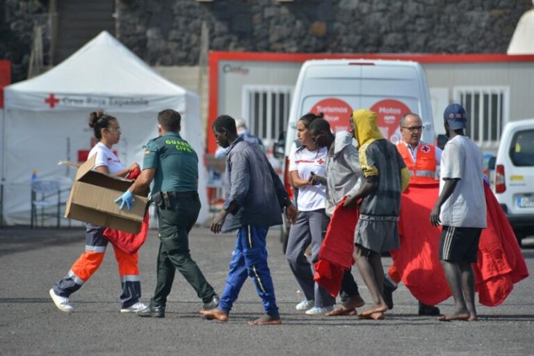El Hierro trata la atención sanitaria en la emergencia humanitaria que vive el archipiélago
