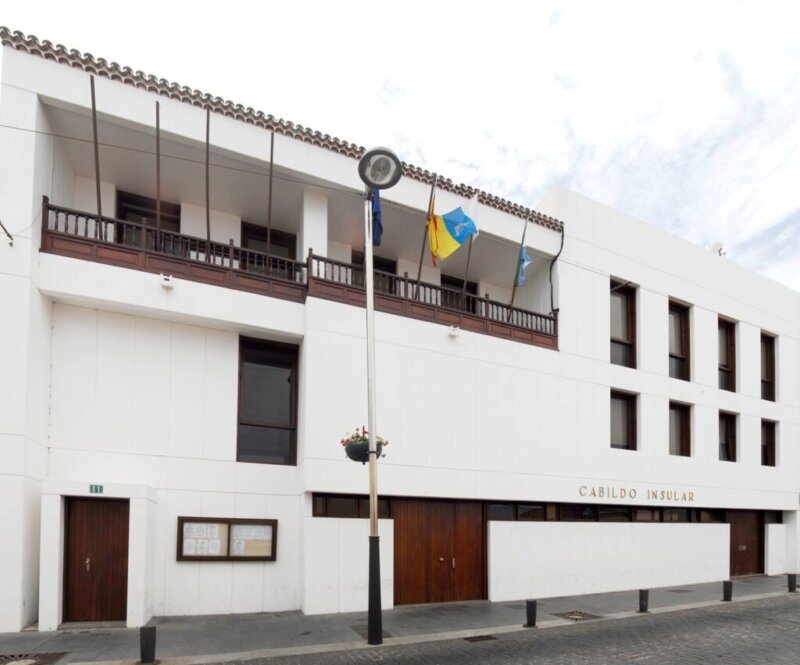 El encuentro entre la Mesa de Turismo y Transporte se produce a petición del presidente del Cabildo insular, Alpidio Armas