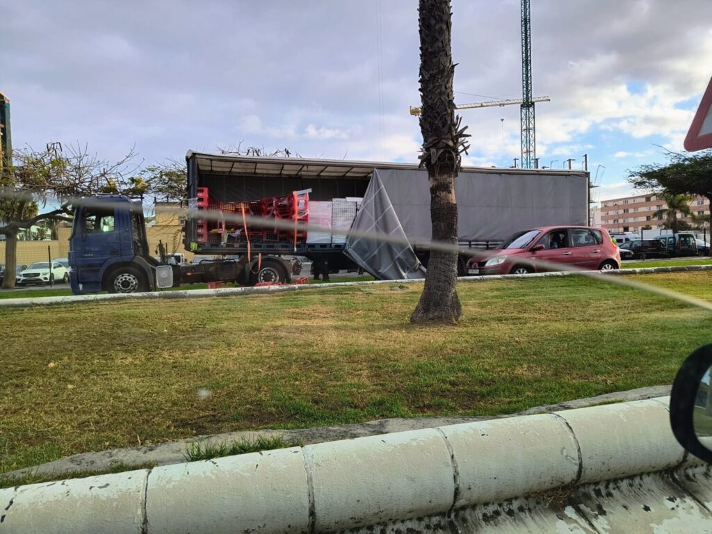 La pérdida de mercancía de un camión en Belén María provoca retenciones en Las Palmas de Gran Canaria
