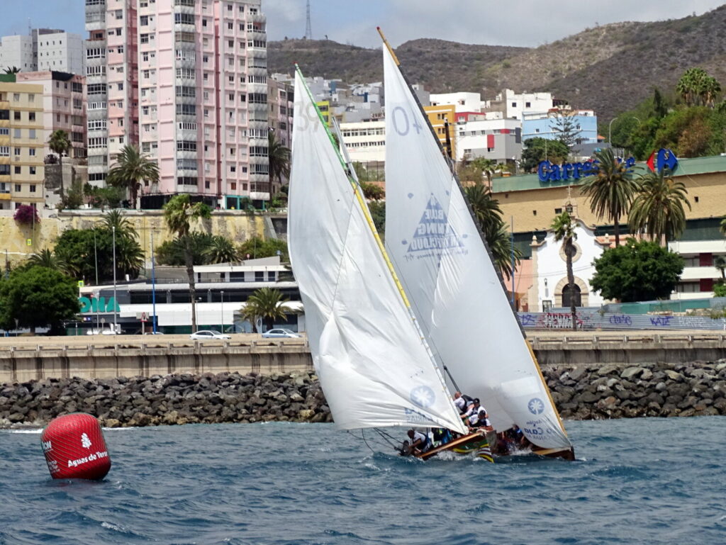 El bote Hospital La Paloma Pueblo Guanche triunfa en el Concurso Día de Canarias