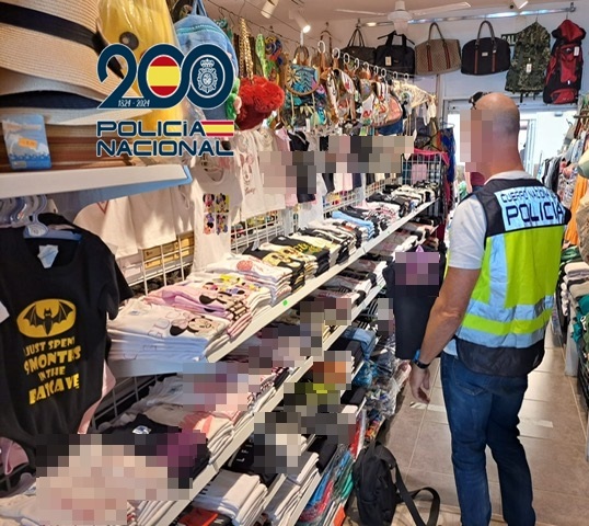Detienen a seis personas en Tenerife por la venta de ropa y complementos falsificados