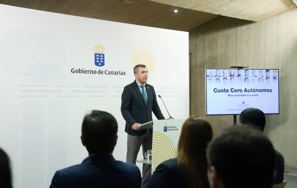 El vicepresidente del Gobierno de Canarias, Manuel Domínguez, ha destacado la importancia de regular el alquiler vacacional en las islas