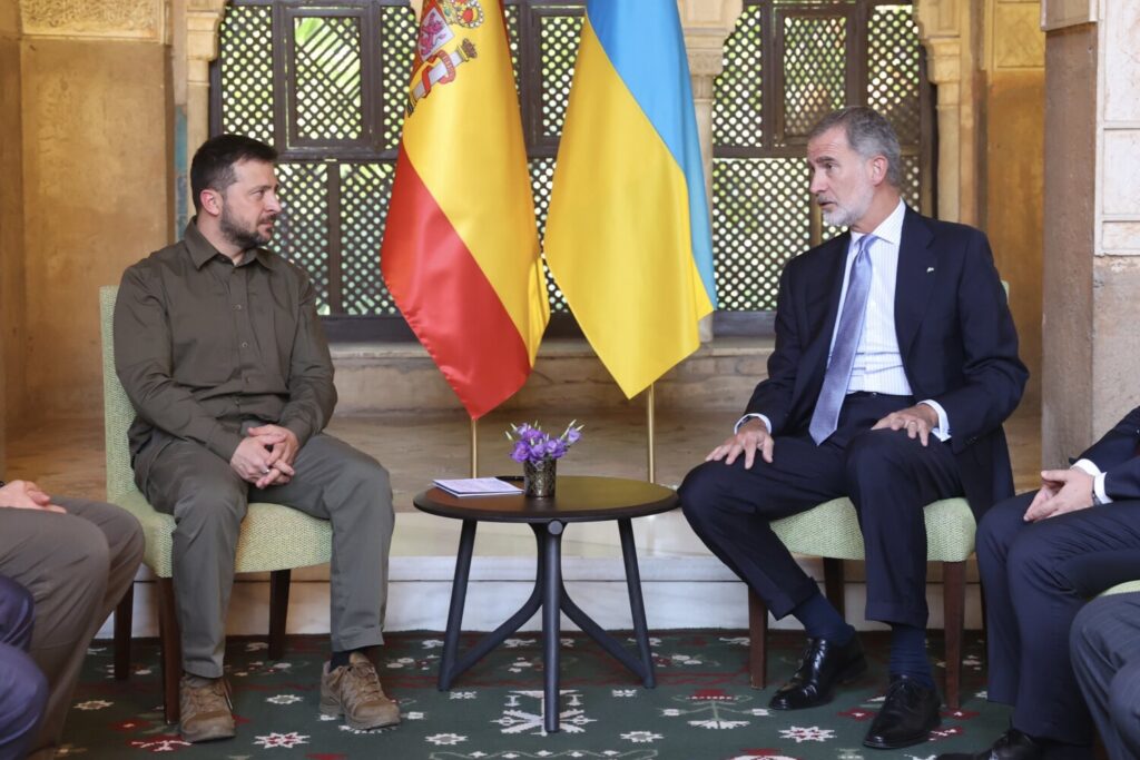 El Rey Felipe VI se reúne con el presidente de Ucrania, Volodimir Zelenski, en la Alhambra durante la cumbre de la Comunidad Política Europea