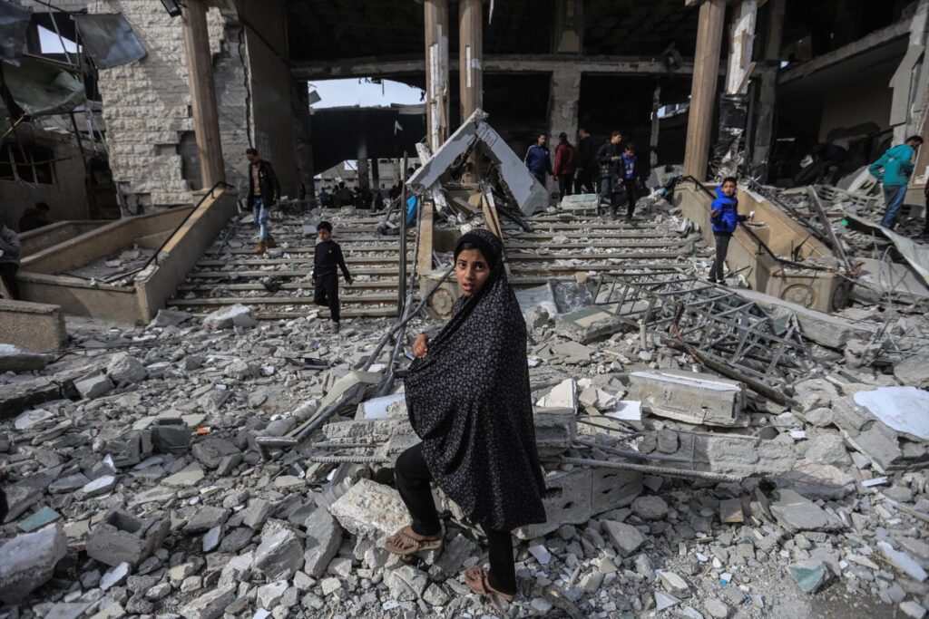 Más de un millón de palestinos desplazados en 20 días. Imagen: La mezquita de Al Huda en ruinas, que fue destruida tras un bombardeo israelí sobre la ciudad de Rafá, en el sur de la Franja de Gaza - Mohammed Talatene/dpa 