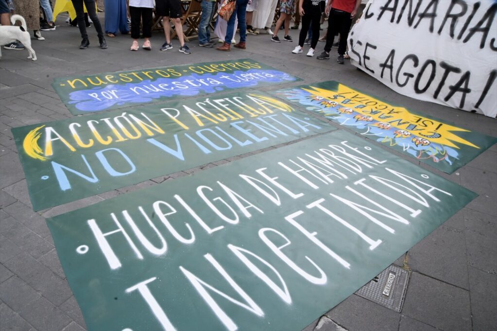 Canarias se agota. Activistas iniciaron una huelga de hambre,  junto a la Iglesia de la Concepción en La Laguna, el 11 de abril de 2024. La huelga de hambre exigía la paralización de las obras del hotel que se construye junto a la playa de La Tejita y del complejo vacacional denominado 'Cuna del Alma', en el puertito de Adeje, ambos en Tenerife / Archivo / Europa Press