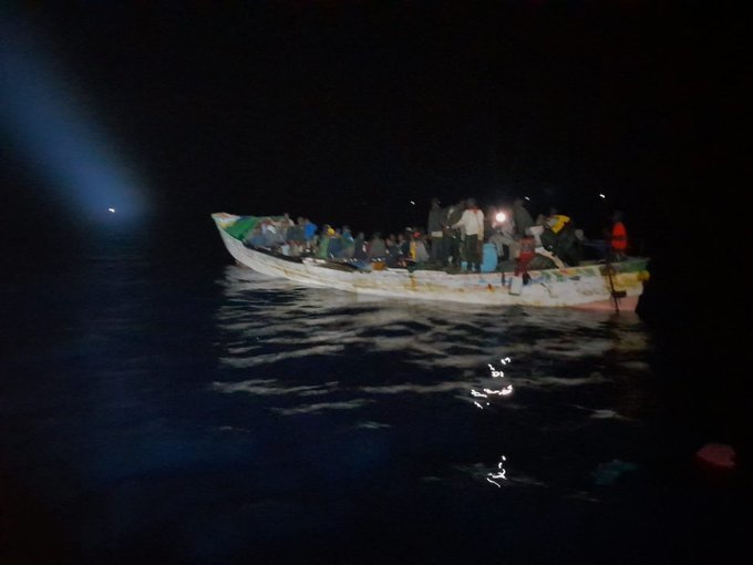 Rescatados 26 migrantes. Imagen: Cayuco interceptado por Salvamento Marítimo. Salvamento Marítimo / Europa Press