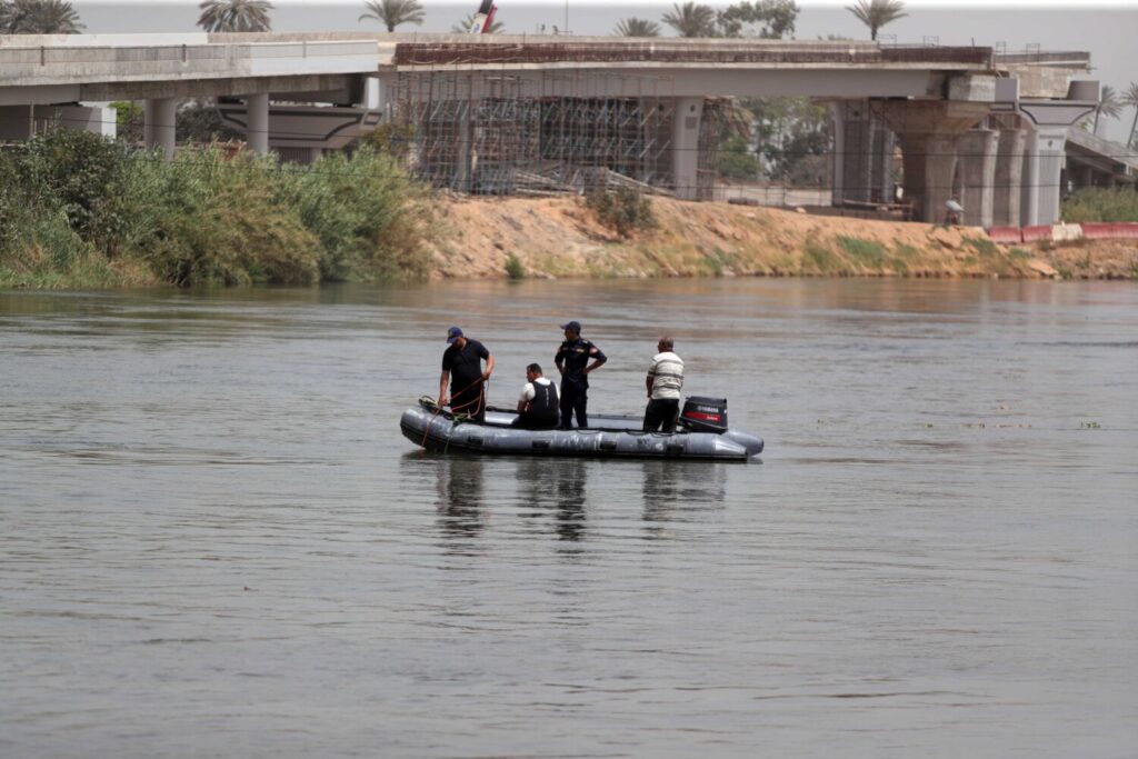 Equipos de búsqueda y rescate tras la caída al río Nilo de un microbús que era transportado por un ferry cerca de la capital, El Cairo