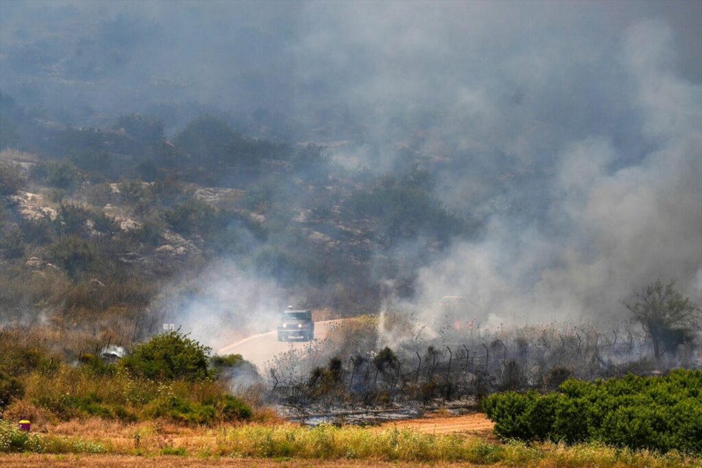 Israel bombardea cuatro "edificios militares" de Hezbolá en el sur de Líbano. HULA VALLEY, May 23, 2024  -- Smoke rises from a hill hit by rockets fired from Lebanon, in Hula Valley in Israel, on May 23, 2024. Five Hezbollah members were killed and five others were injured on Monday in Israeli air strikes on several villages and towns in southern Lebanon, Lebanese military sources told Xinhua. Tensions along the Lebanon-Israel border escalated on Oct. 8, 2023, following a barrage of rockets launched by the Lebanese armed group Hezbollah toward Israel in solidarity with Hamas' attack on Israel the day before. Israel then retaliated by firing heavy artillery toward southeastern Lebanon. Europa Press/Contacto/Ayal Margolin/JINI 23/5/2024