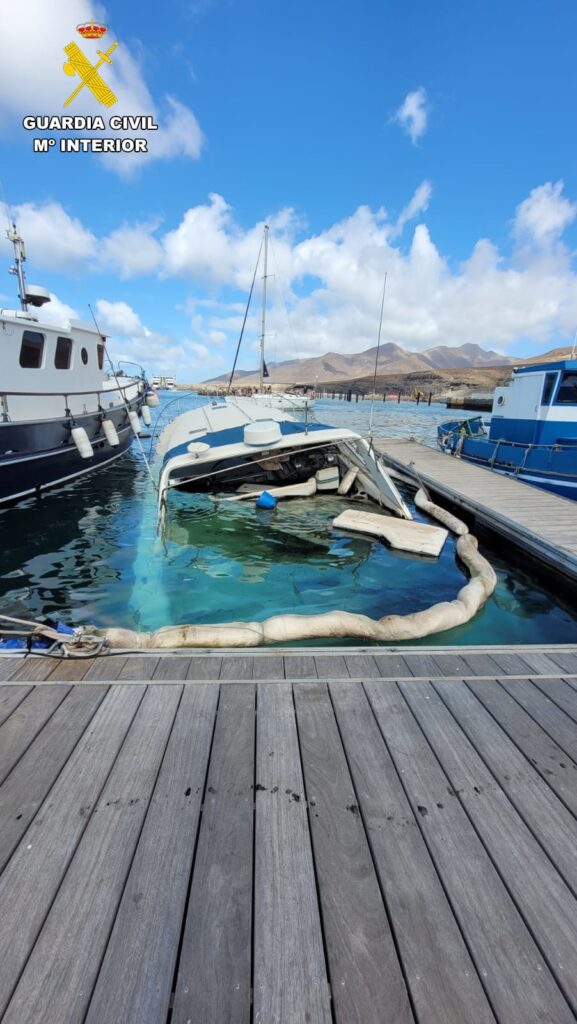 La Guardia Civil detiene a un hombre por el hundimiento de un yate en Fuerteventura