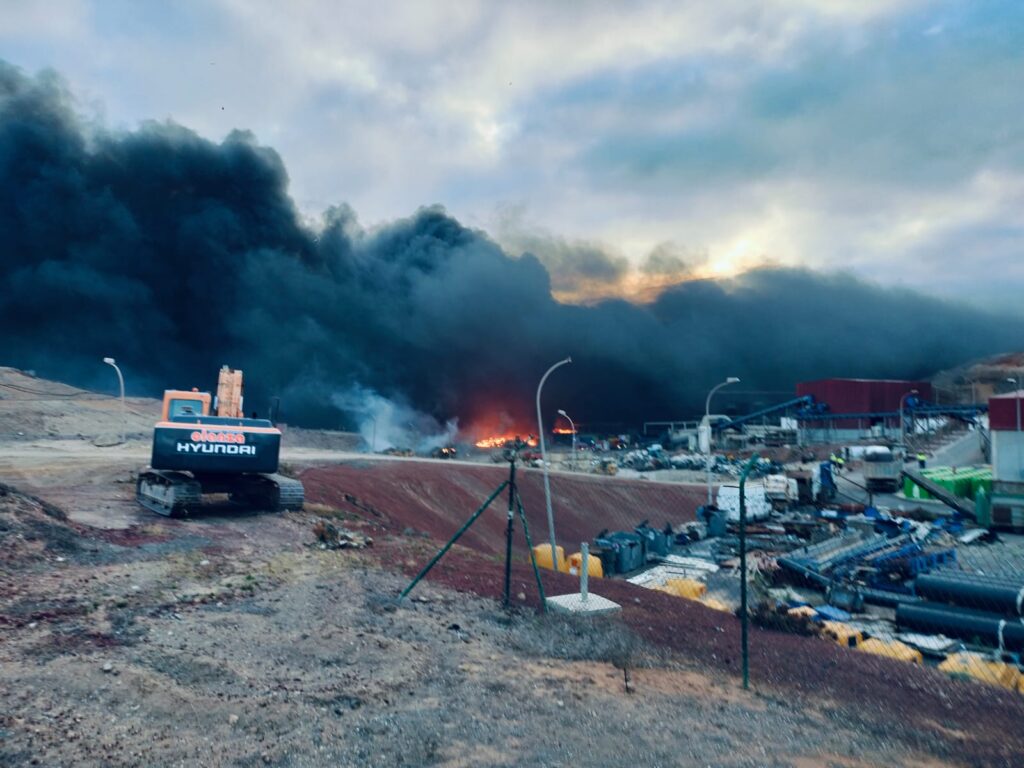Incendio en el Complejo Ambiental de Zonzamas en Lanzarote