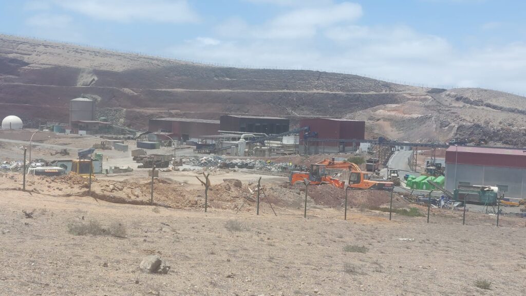 Extinguido el incendio en el vertedero de Zonzamas, en Lanzarote