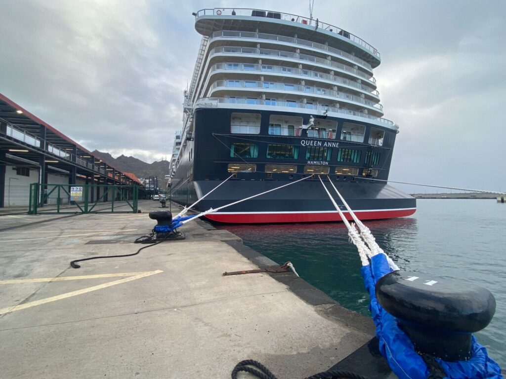 Imagen del crucero Queen Anne en el puerto de Santa Cruz de Tenerife 