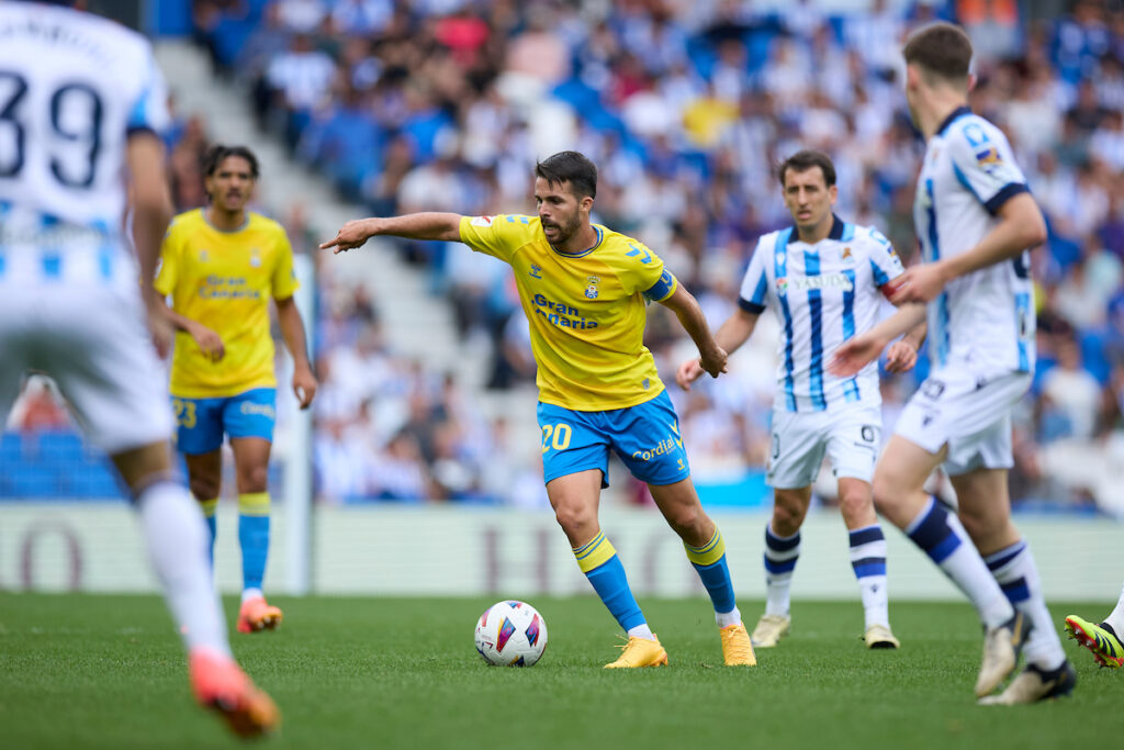 La Real Sociedad logró este sábado en el Reale Arena una práctica victoria sin lujos por 2-0 sobre la UD Las Palmas en la trigésima cuarta jornada de LaLiga