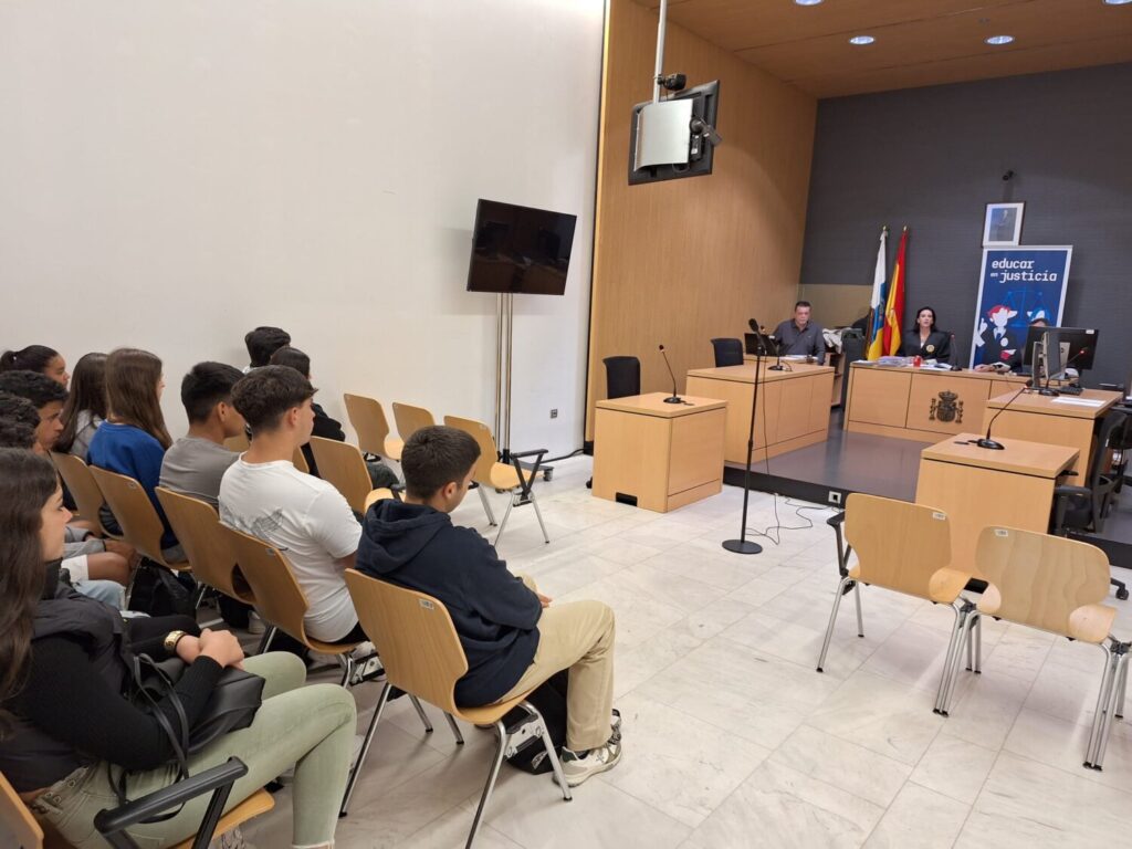 'Educar en Justicia' llega a la capital grancanaria con la visita de alumnos del IES Joaquín Artiles