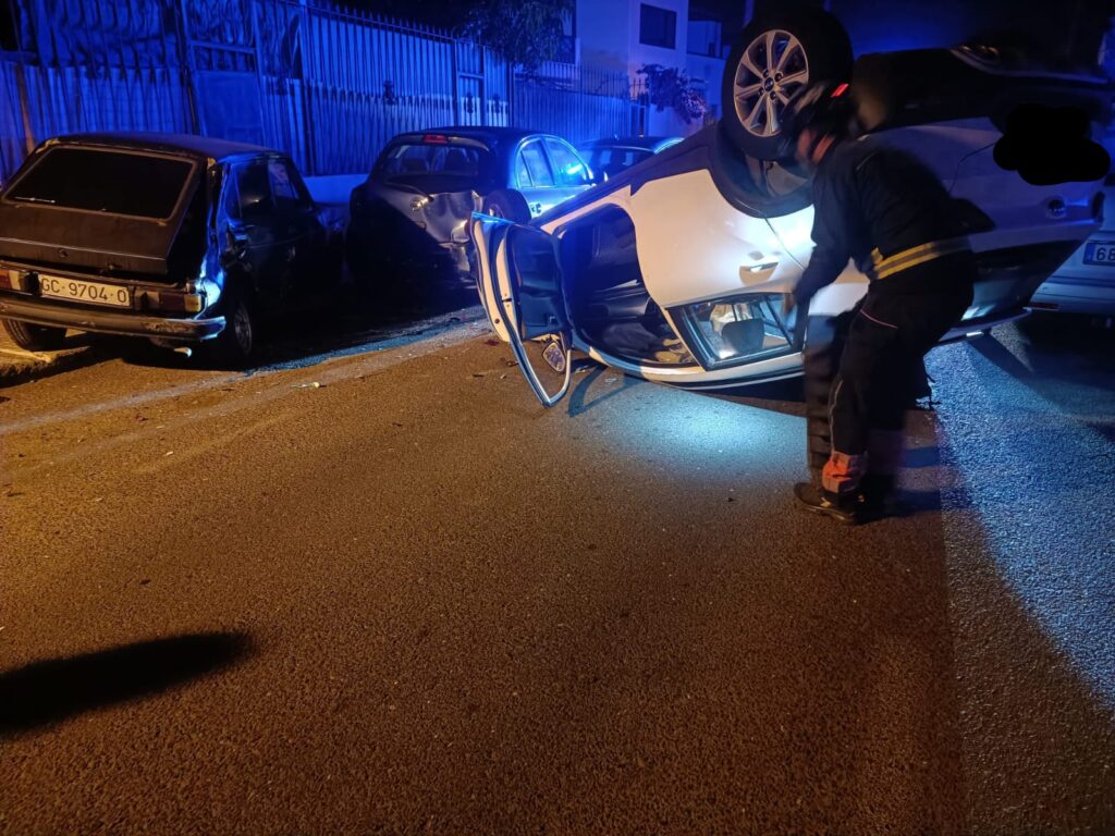 Una mujer herida moderada al volcar su coche en Lanzarote